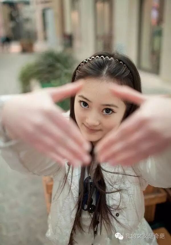 我有些紧张,平时哪有机会接触高层?他那双小眼睛,使劲在我身上转悠.