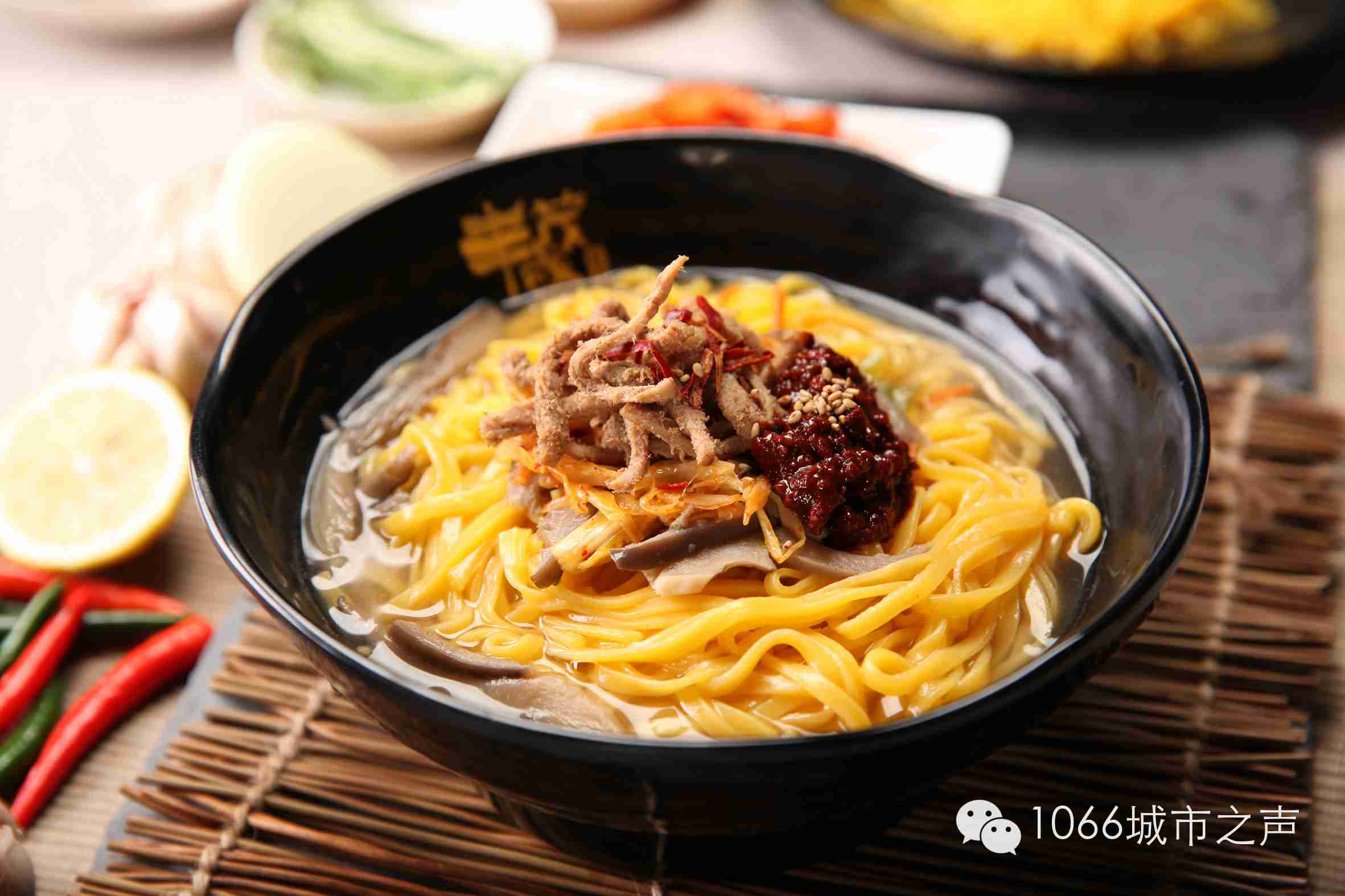 奇异诱惑气泡水1杯主食各1份:嫩豆腐汤,茄子炒饭,辛辣面锅,玉米温面