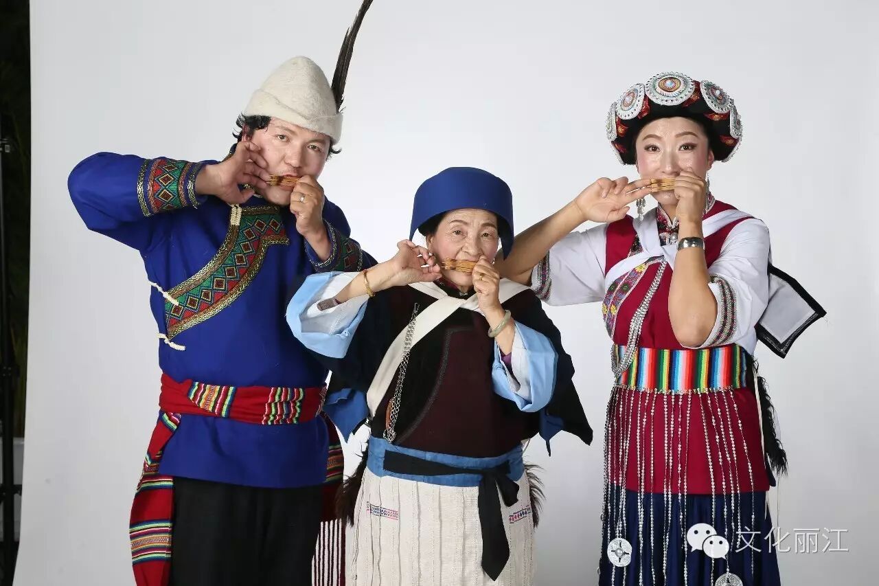 纳西族口弦演奏传承人,著名歌手和冬月在上海参加"东亚五王大赛"获