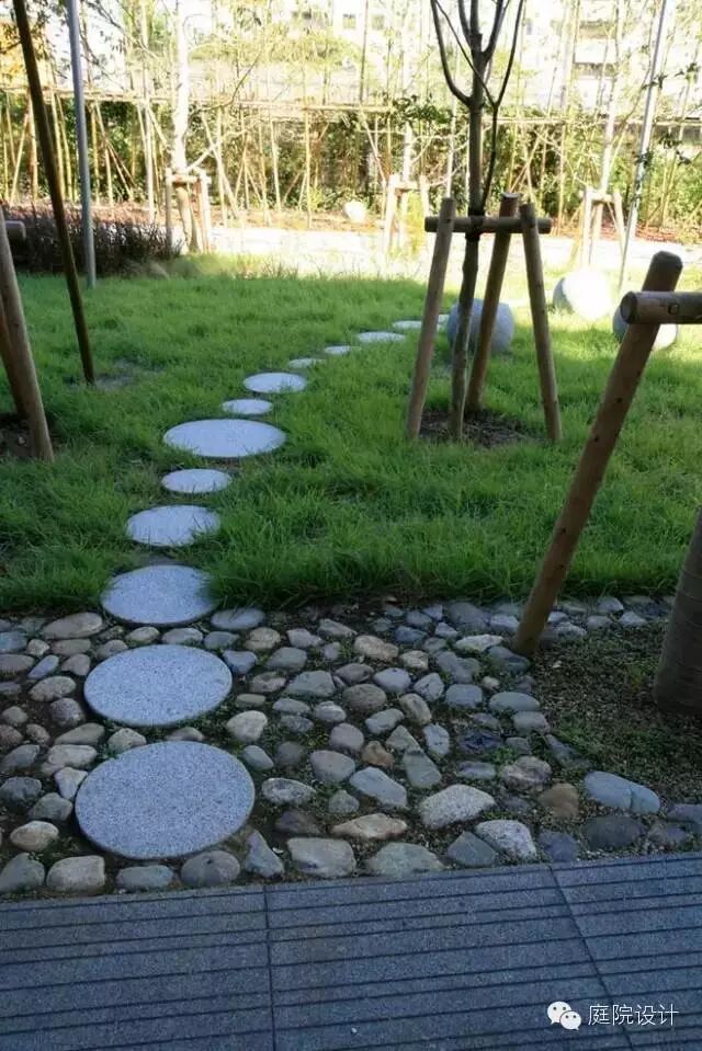 普通的青砖,红砖也是很好的材料,它们既有便宜的价格,又能造就一片