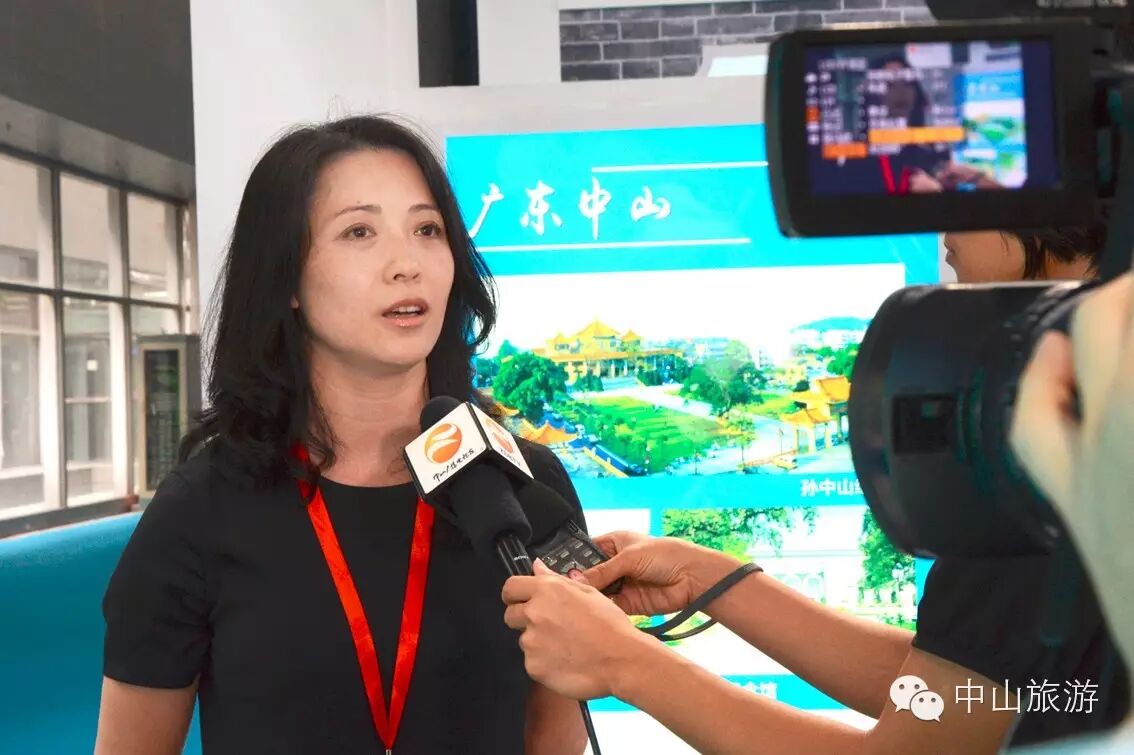 市旅游局局长吴嘉敏在展位现场接受采访
