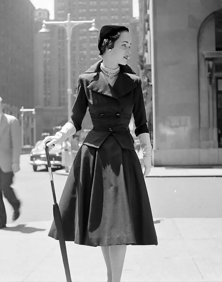 同时记录了当时的流行时尚,小黑裙,条纹沙滩装,衣服和鞋子成套搭配