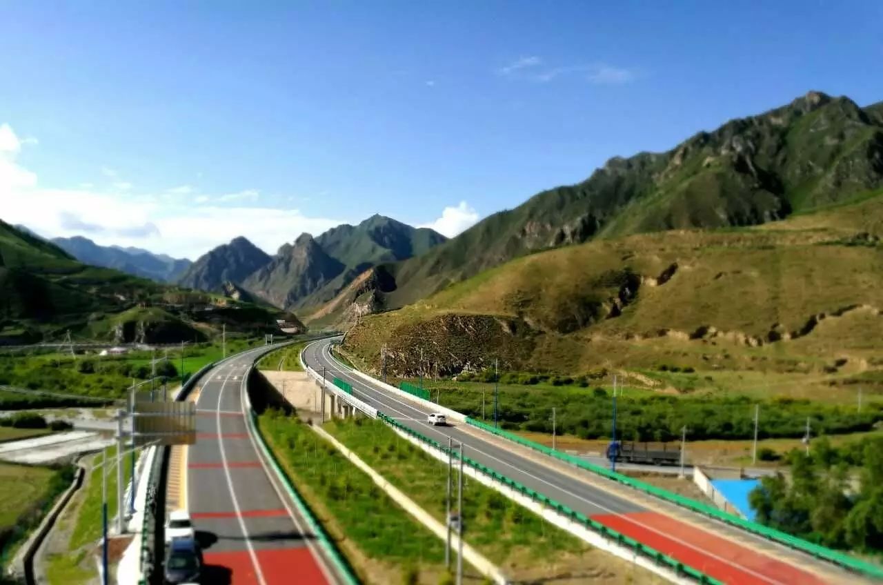 甘南州实施了一大批畅通工程,夏河机场建成通航,临合高速公路建成通车