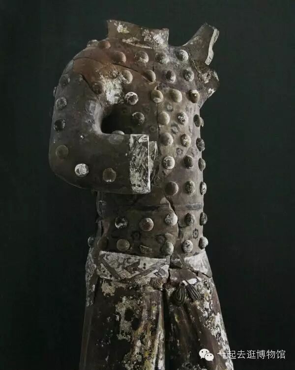 比如下面这位小哥,他的上衣有许多圆形泡钉,而且衣服开口在背部,这在