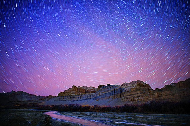 在星空下一处坐落在象泉河边的土林景观,土林断崖壁立,沟槽万道,象泉