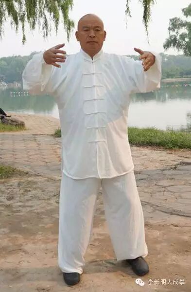 站桩为什么要两脚平行与肩同宽，还要屈膝