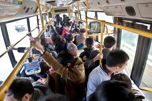 公交车上人挤人图片