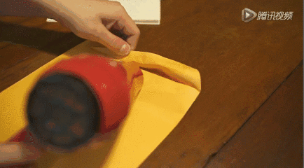 粘好的信封想要重新拆开,边吹热风边拆,保证信封不会破.