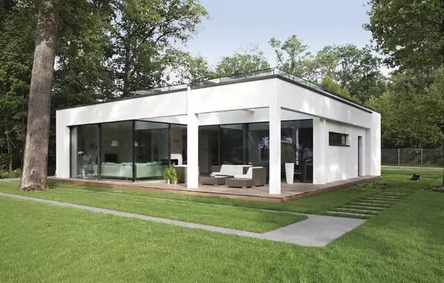 多面落地窗可以获取更多的阳光,美中不足是不能保障屋内的私密性,小心