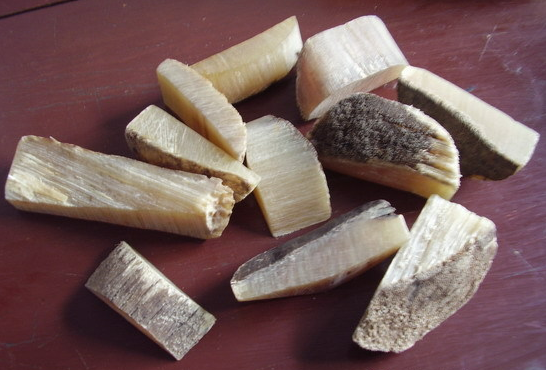 非洲犀牛角:称广角广角产自非洲,颜色:黑褐色.