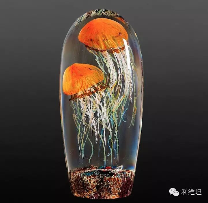 吹的水母雕像能以假乱真,常惹观众怀疑不会是真水母玻璃标本吧