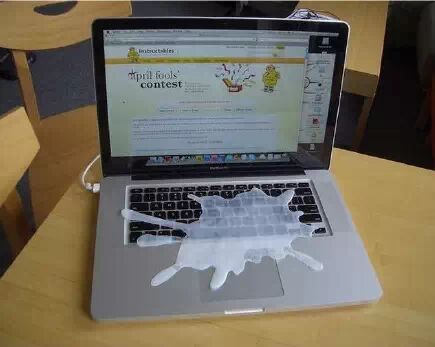 假装打翻东西在家人或朋友的电脑上