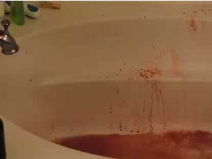 恐怖大片里的效果，洗澡喷洒里面出血水