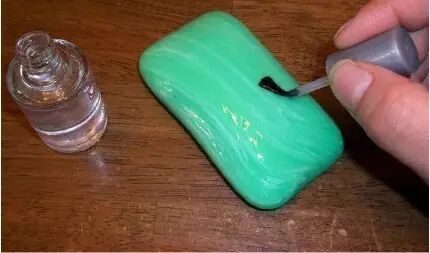 拿透明指甲油涂在肥皂上，晾干