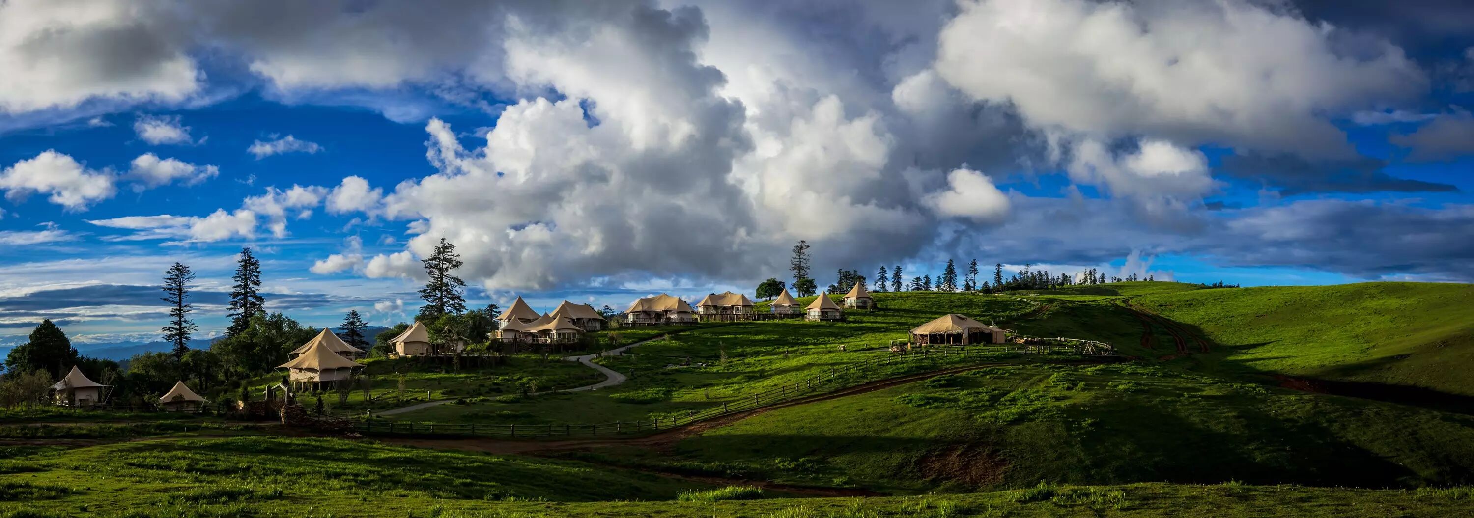 山顶,见到了坐落于老君山山巅,海拔3600米的康藤格拉丹帐篷营地的真身
