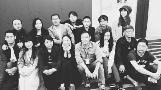 以上为与会诗人合影:后排左起:梁书正,林珊,张口,刘汀(《人民文学》