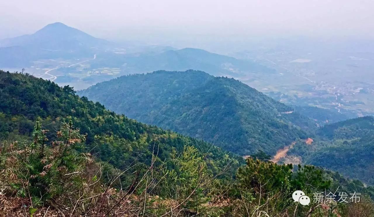 站在蒙山主峰白云峰上,有一种"会当凌绝顶,一览众山小"的豪迈和感觉.