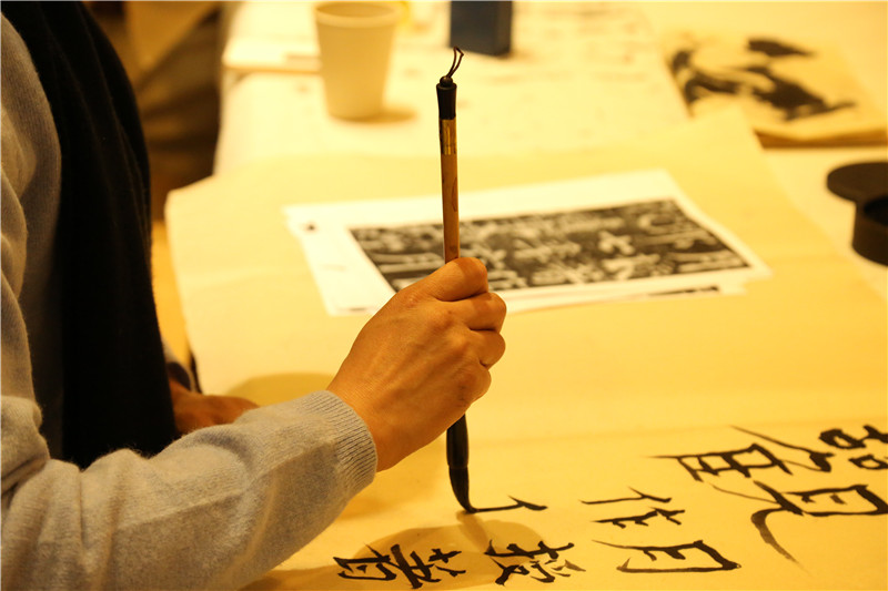 写书法的女子最动人