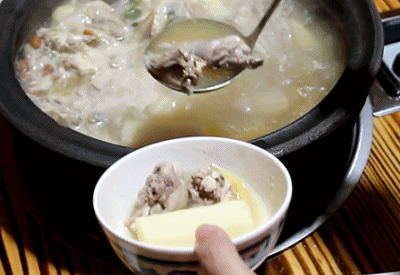 每天站在宇宙中心呼唤爱,真不及喝上一碗治愈的山鸡汤蘸下酱料,更是把