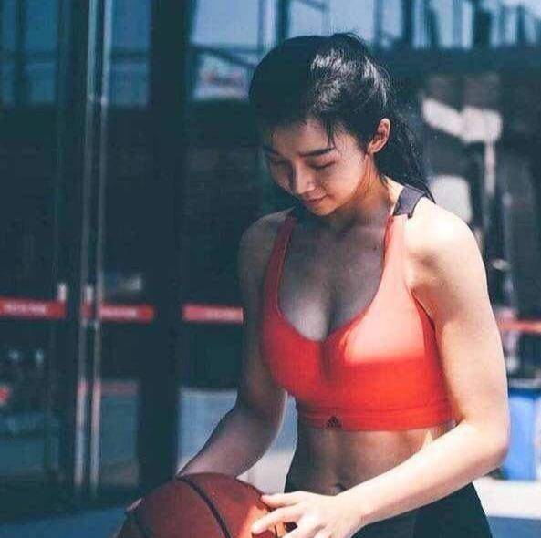 NBA最美女主持，見到她詹姆斯也不淡定，傲人身材曲線讓人著迷！ 運動 第2張