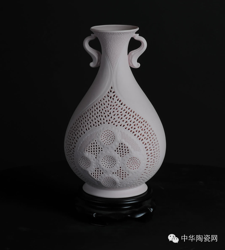 痴心镂雕瓷通花——通花瓷雕大师陈明华_德化陶瓷商城--德化陶瓷新闻