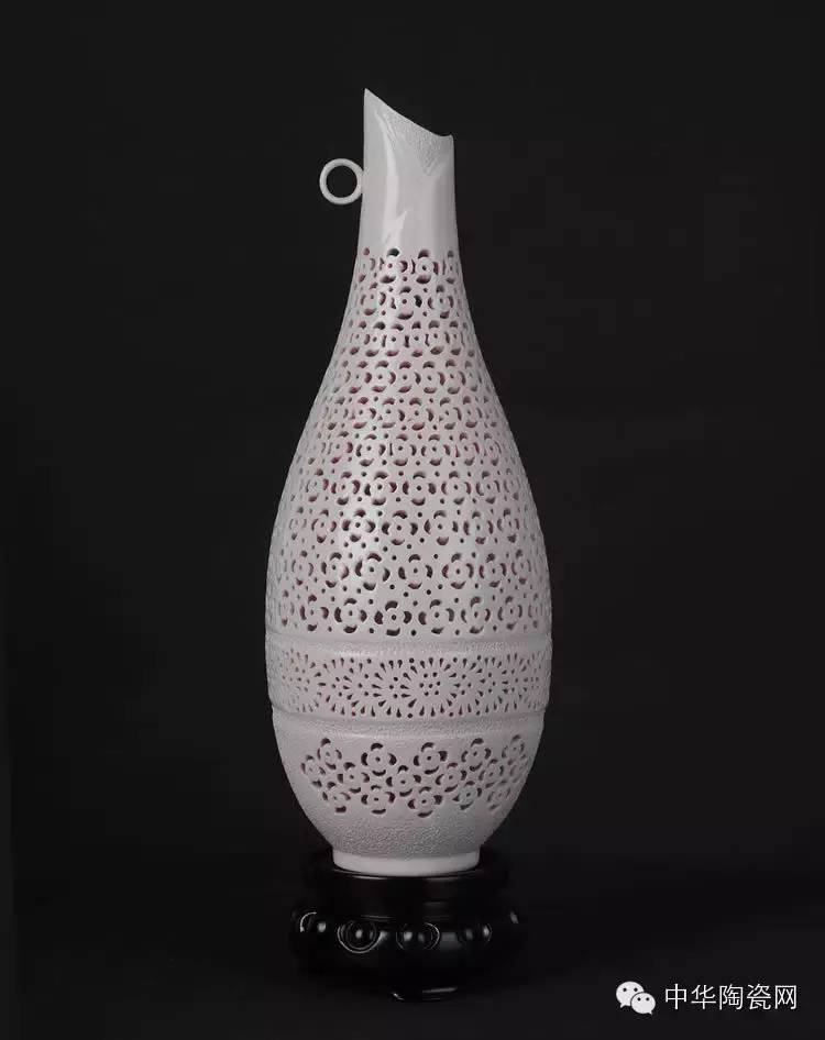 痴心镂雕瓷通花——通花瓷雕大师陈明华_德化陶瓷商城--德化陶瓷新闻