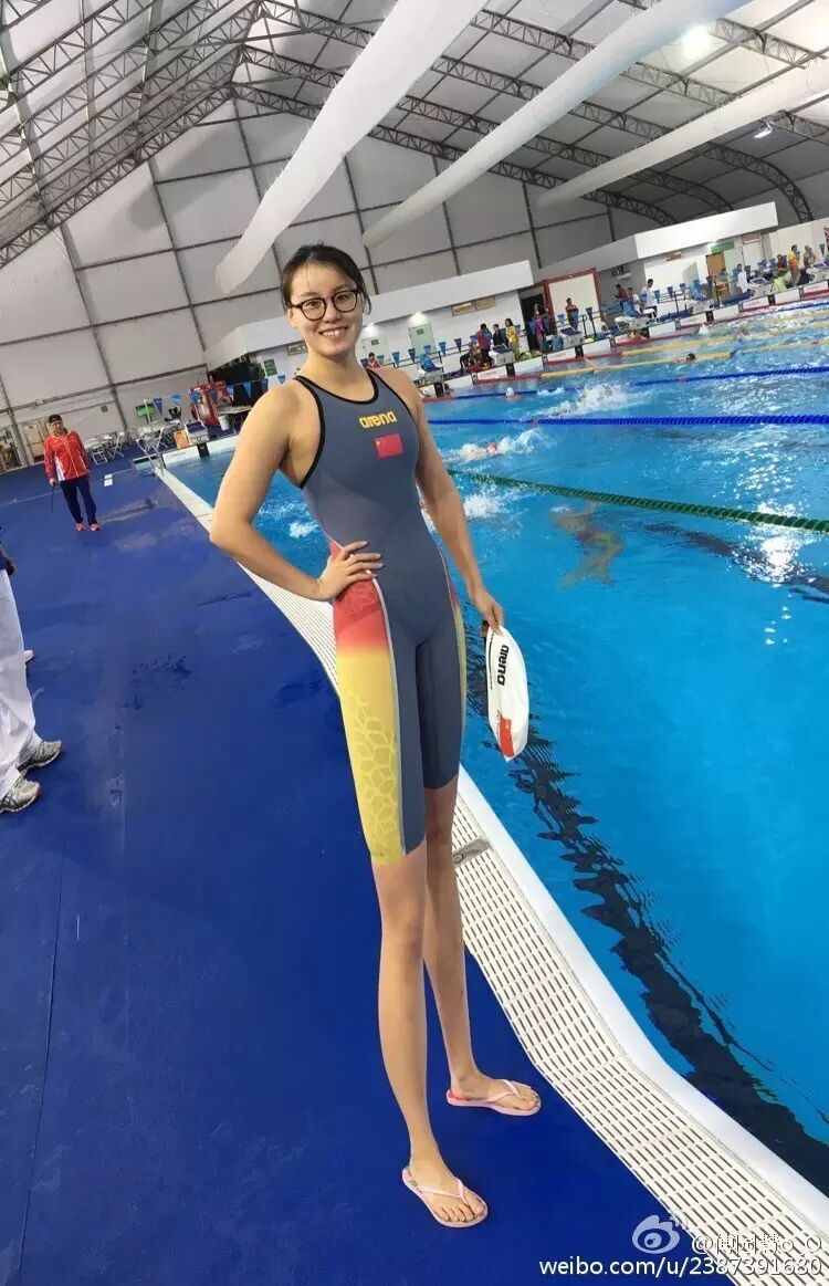 今年20岁的傅园慧,有着1.