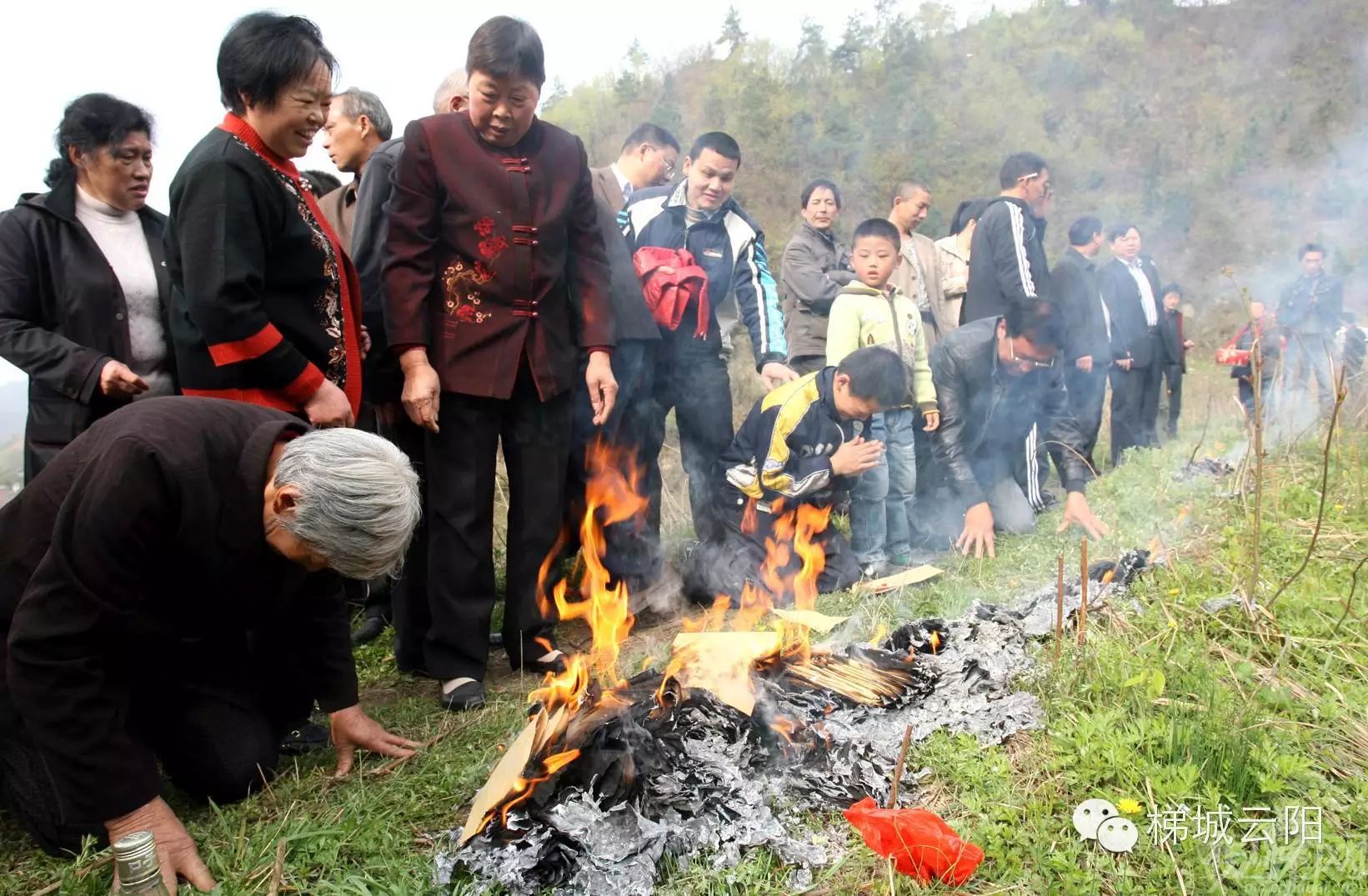 四川省:俗以中元祭祖燒袱紙.