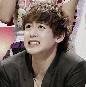 的,小默先生的微博评论里 叶璇的一只鸡和一个哭泣表情的回复格外显眼