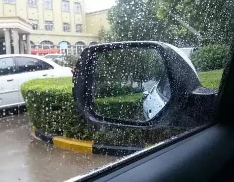 【谈车论驾】教你一招:下雨天开车看不见路怎么办?