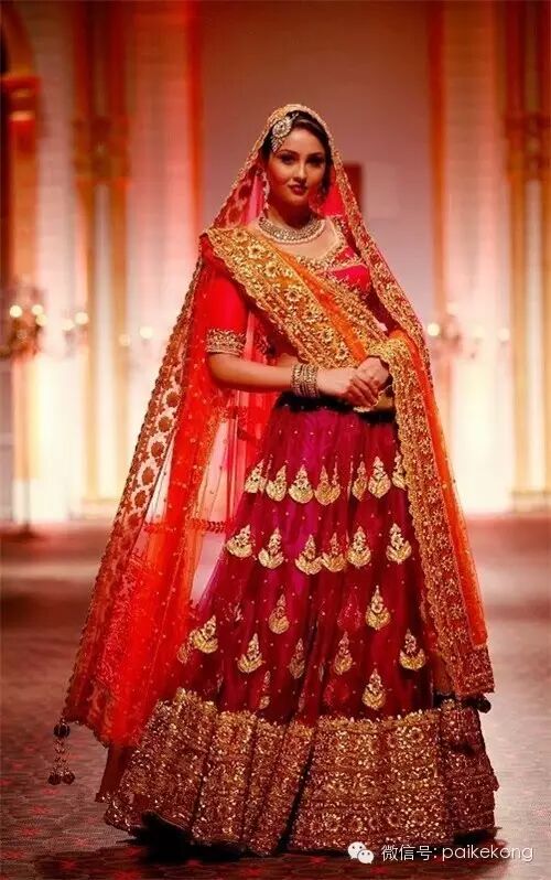 在印度传统婚礼中,新娘双手上必须画上华丽的散沫花图案,穿上金边的