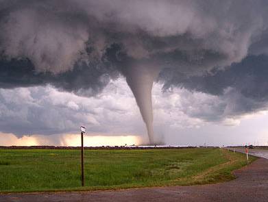 16年龙卷风擦肩而过