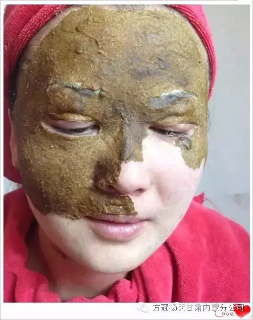 特别注意  在家敷膜的亲们,面膜的稠稀度要以照片中为标准,太稠会