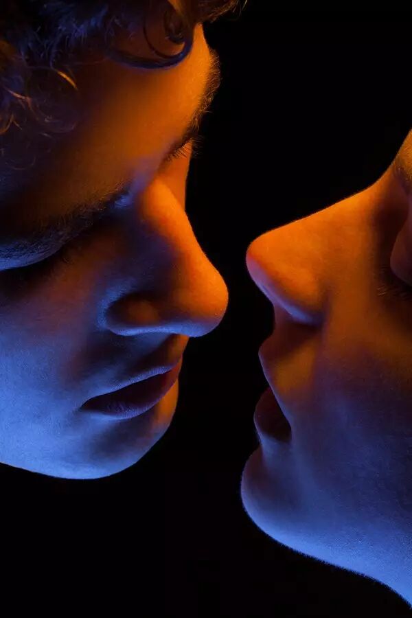 爱情火花 十对情侣接吻的温馨时刻