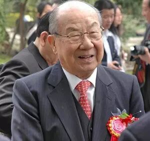 央视报道│96岁潮汕慈善家陈伟南多年捐助母校不忘根