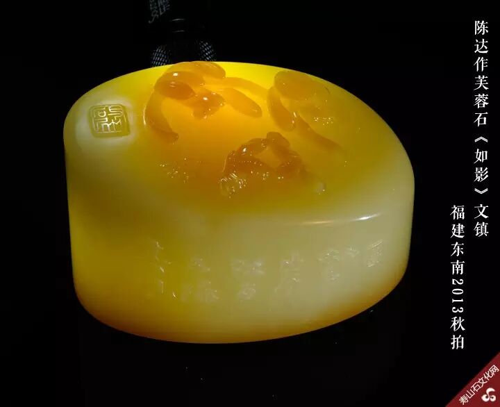 芙蓉的黄,充满了温腻的质感,朱黄者优雅从容,淡黄者平和自在,陈子奋