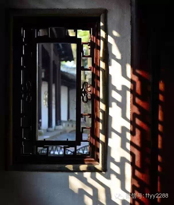 朱窗,碧窗,碧纱窗,琐窗,红窗,绿窗,西窗,晓窗,烛窗,云窗,雾窗,格子窗