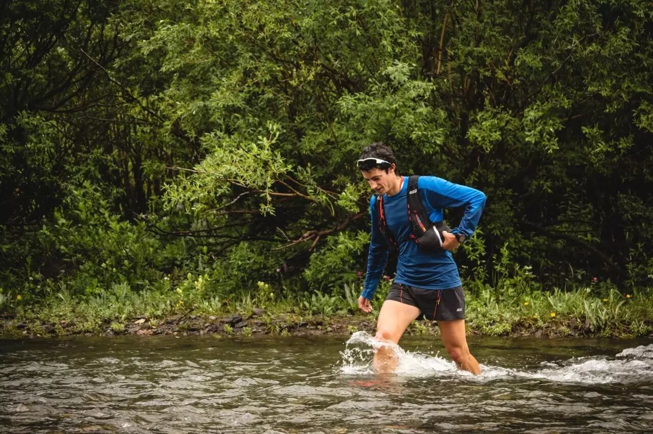 (去年比赛中的kilian jornet   photo by bethany drapper)