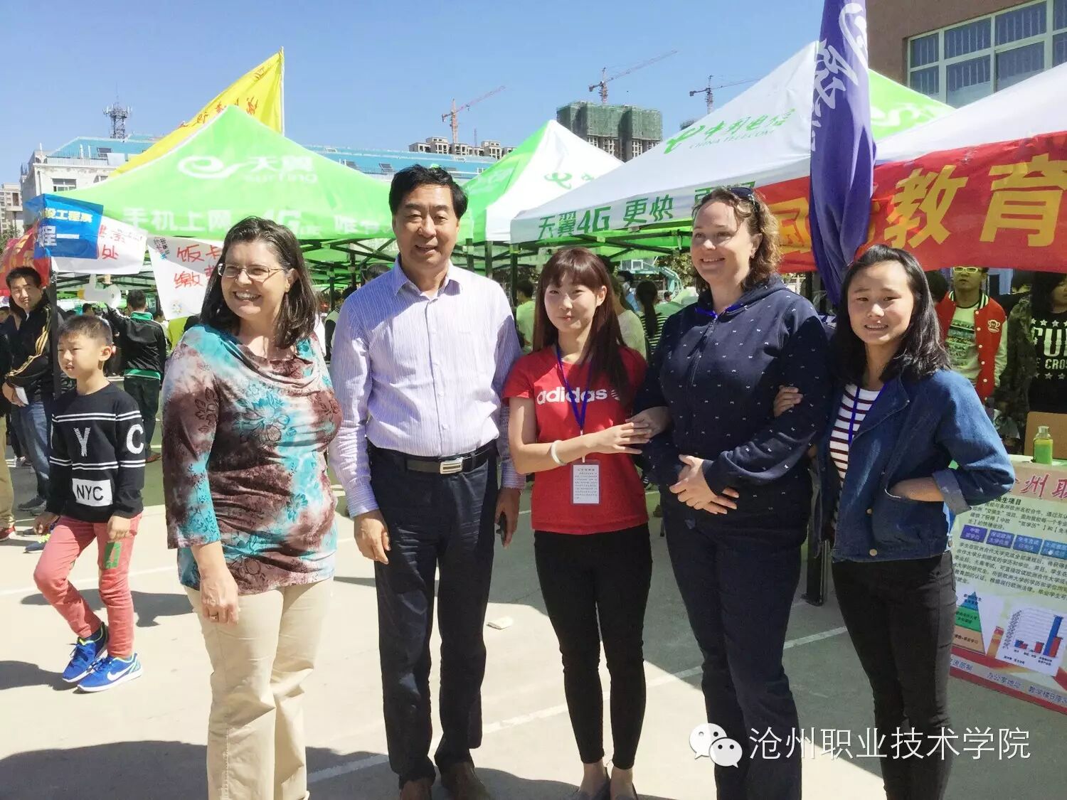 冯庆山书记与桑金歌副院长与合作办学企业负责人亲切交谈,合作办学是