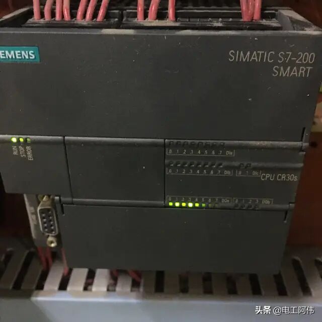 一臺有西門子SMART200PLC控制的機器設備，維修工報故障無法啟動。到達現場后，我經過檢查電氣設備電源沒有出現跳閘情況，PL的圖1