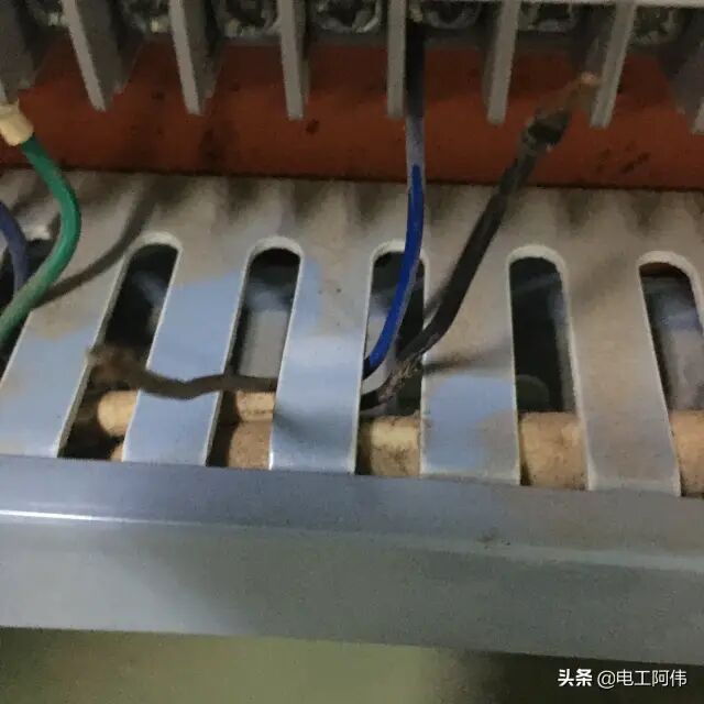 一臺有西門子SMART200PLC控制的機器設備，維修工報故障無法啟動。到達現場后，我經過檢查電氣設備電源沒有出現跳閘情況，PL的圖3