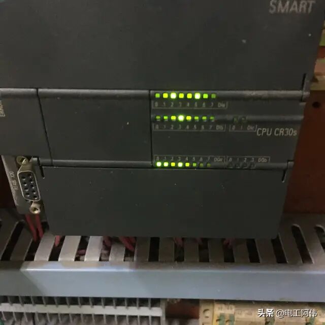 一臺有西門子SMART200PLC控制的機器設備，維修工報故障無法啟動。到達現場后，我經過檢查電氣設備電源沒有出現跳閘情況，PL的圖4