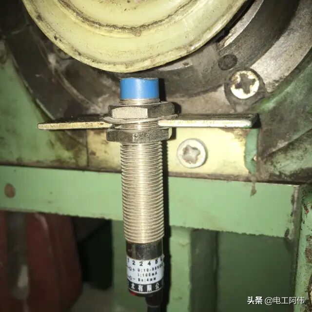 一臺有西門子SMART200PLC控制的機器設備，維修工報故障無法啟動。到達現場后，我經過檢查電氣設備電源沒有出現跳閘情況，PL的圖2