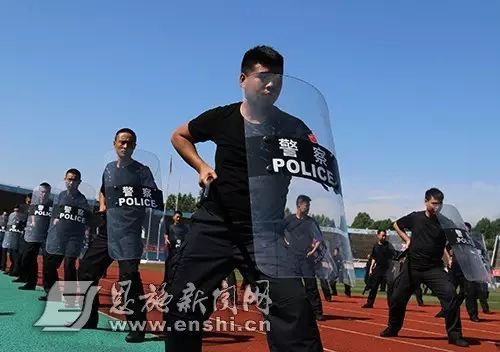 今天凌晨160名民警奔赴恩施市体育中心