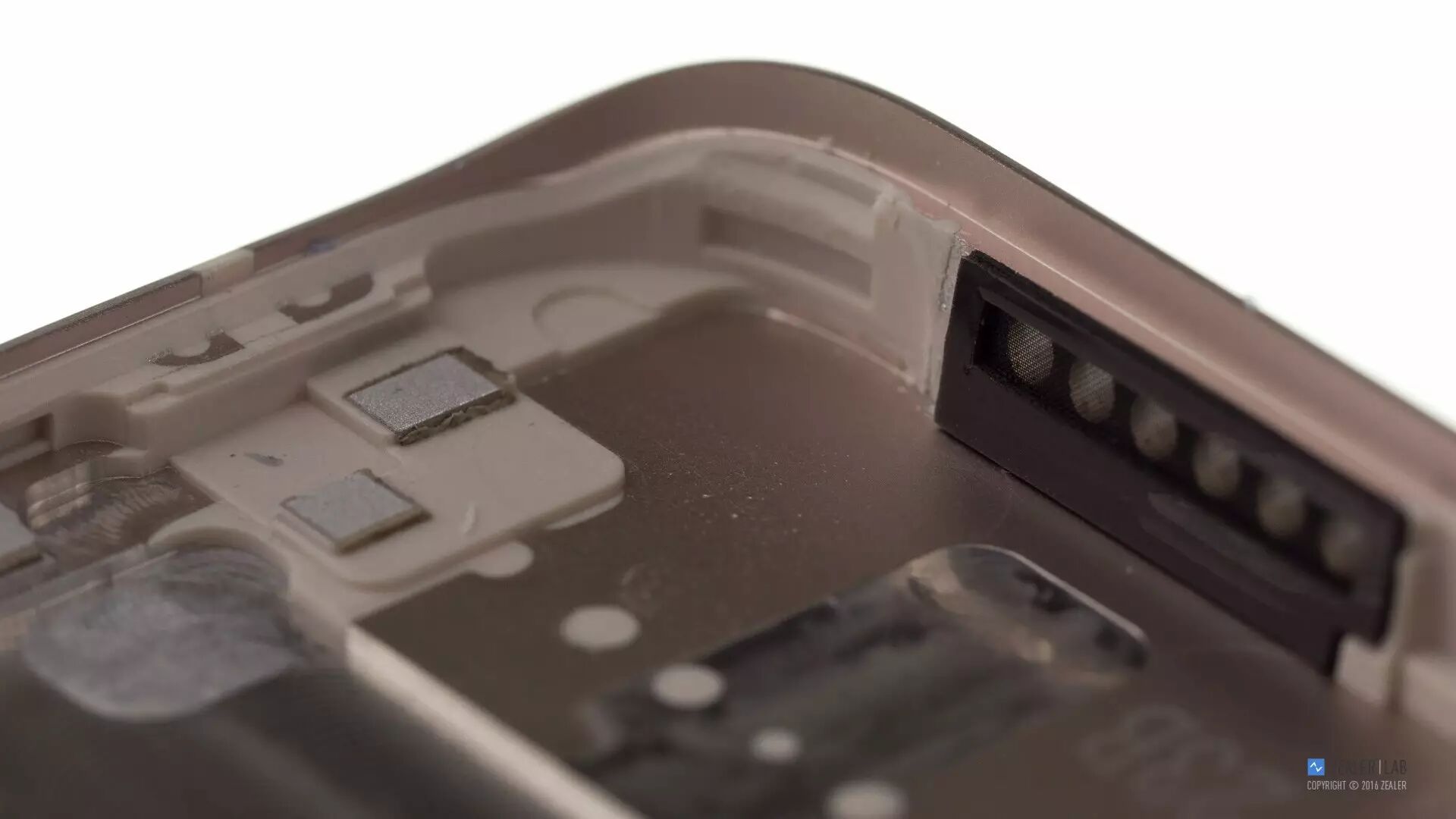 后壳采用 cnc 纳米注塑工艺.