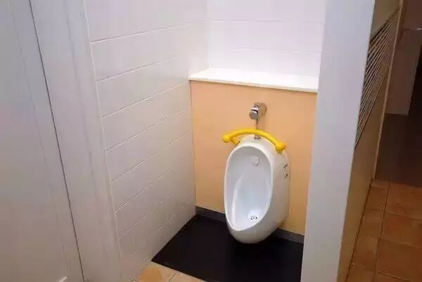 可以把孩子放到靠墙的小圈椅中固定好,让孩子和妈妈面对面,孩子会有