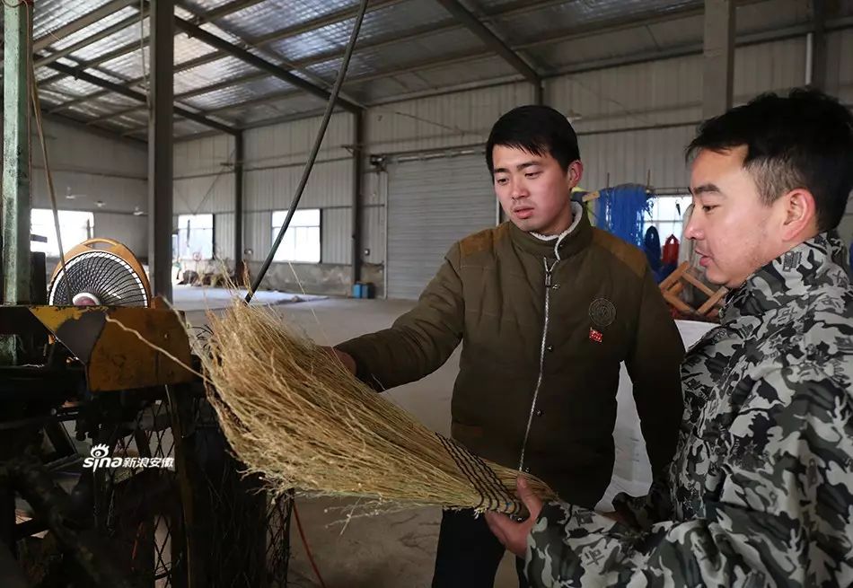 山关村的民营企业是推动当地经济发展的重要动力,卢志龙经常要