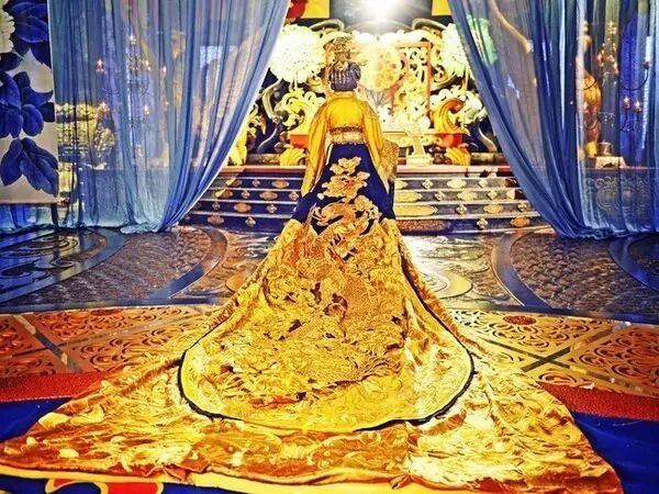 《武媚娘传奇》中那件女皇登基时所穿的龙袍重达25公斤,价值50万元