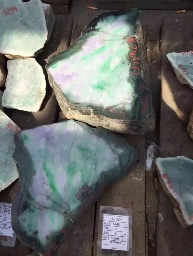 富商有钱胆大！230万拍下满裂翡翠，切出40只春带彩，众人点