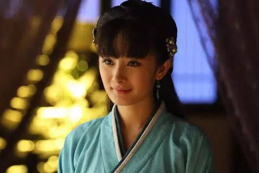 五代女子所梳的发髻一般有朝天髻,大首髻,三环髻,双环髻,双垂髻,双